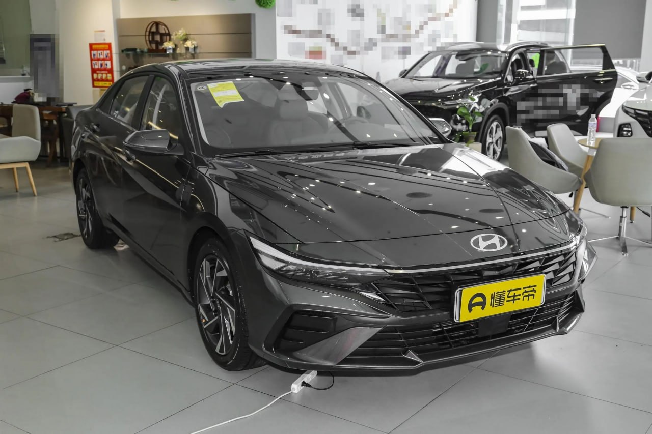 Hyundai Elantra 1.5 CVT 2WD LUX Premium Edition (2)